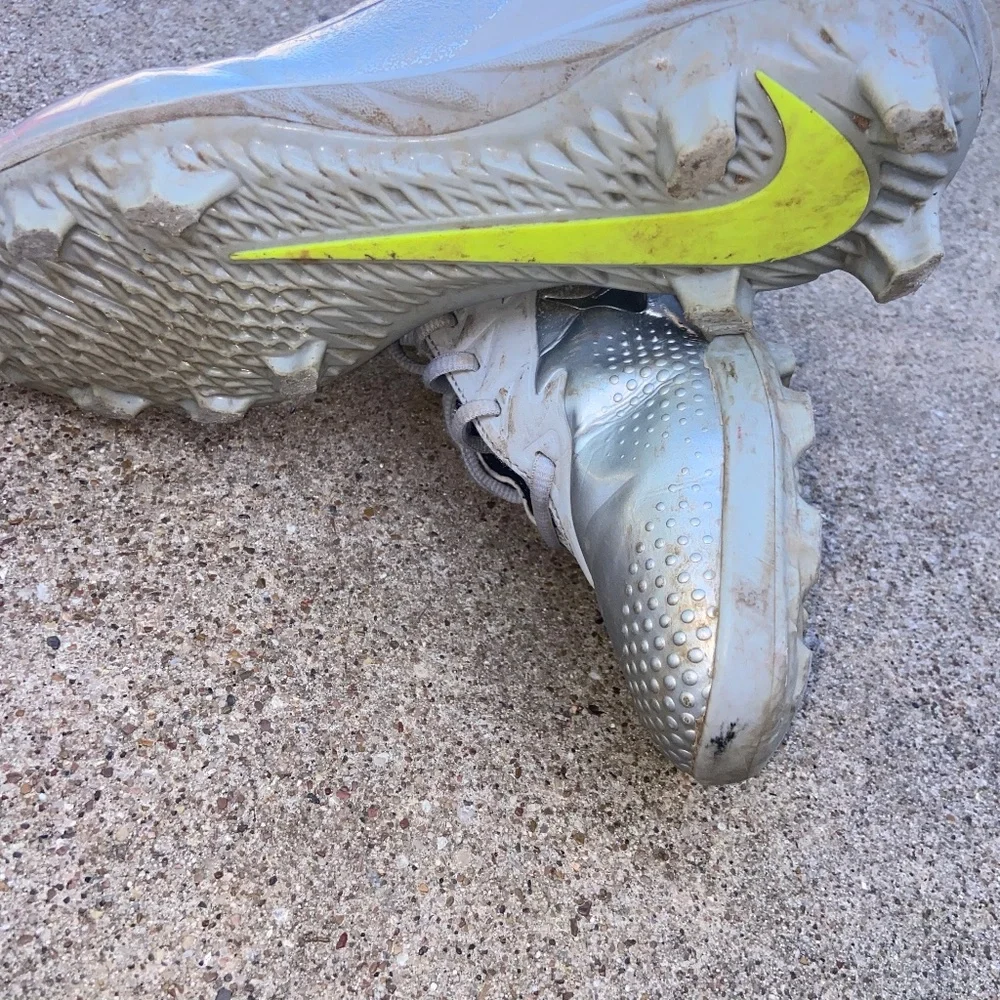NIKEbsbl Cleats, Size 9 Mens